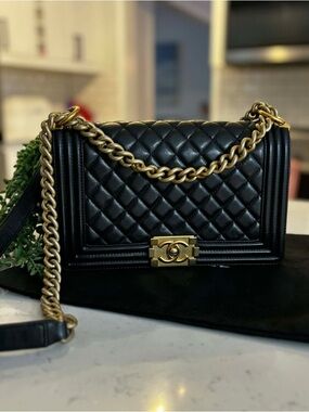 CHANEL Black Quilted Shoulder Bag with Gold Chain